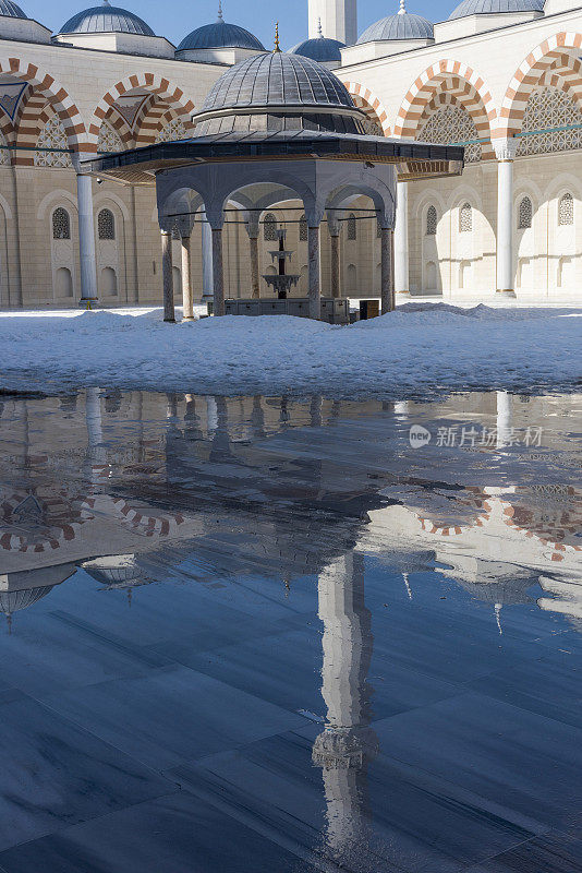 大卡姆利卡清真寺(土耳其语:Büyük Çamlıca Camii)和清真寺内庭院与喷泉沐浴。Camlica清真寺是土耳其最大的清真寺。